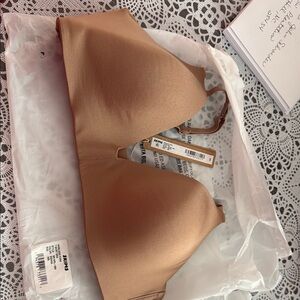 2 SKIMS Wireless T-Shirt Bras
Sienna & onyx